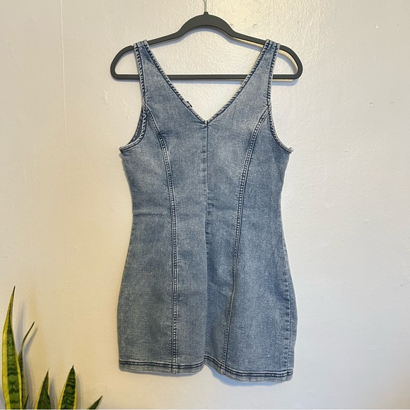 H&M Denim Distress Wash V-Neckline with Front Zip Closure Size 10 - Picture 2 of 3